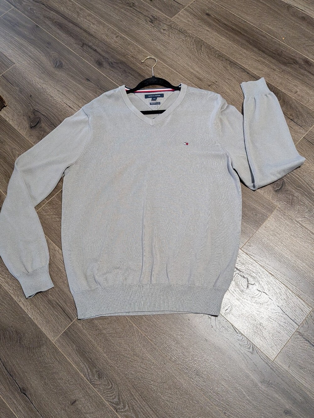 Tommy Hilfiger Men's V-Neck Sweater in Gray. Premium Cotton Fine Knit . Size M.